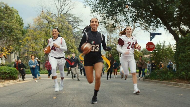 La NFL destaca a la estrella de Flag Football, Diana Flores, durante el medio tiempo del Super Bowl