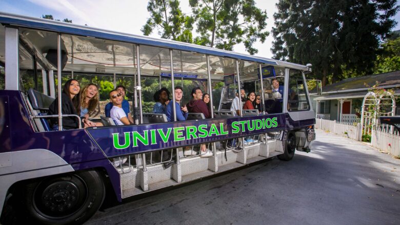 Universal Studios Hollywood lanza los primeros cuatro tranvías eléctricos en su flota de 21 vehículos del Studio Tour