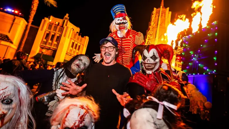 Pedro Pascal visita el Halloween Horror Nights de Universal Studios Hollywood